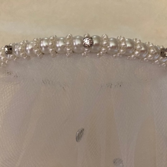 Vintage Pearl Headband With Tulle Veil - Picture 3 of 15